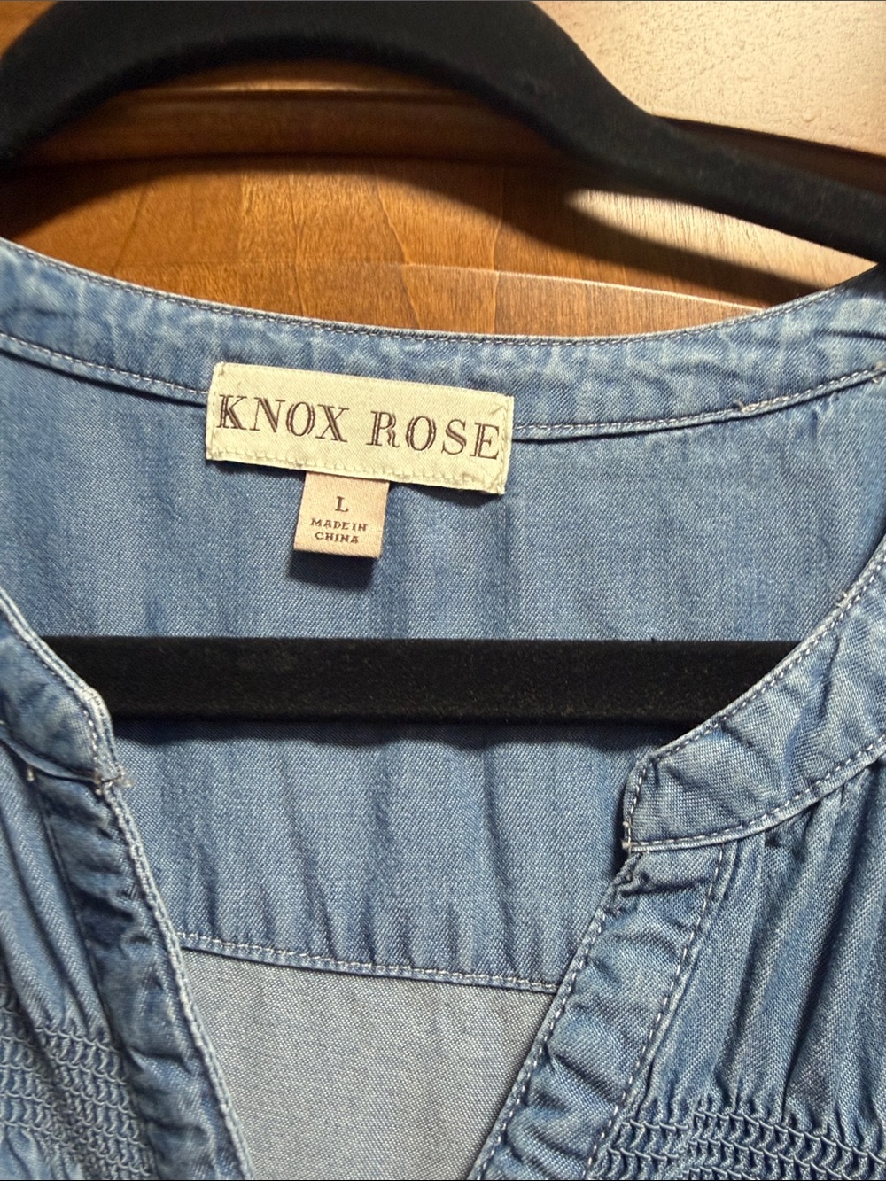 Women's Knox Rose Chambray Denim Smocked & Button Front Shirt Large SUPER SOFT! - Picture 2 of 3